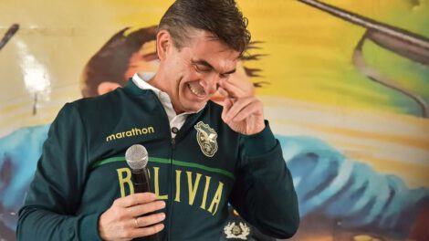 El Presidente de Bolivia, Rodrigo Paz, reacciona durante una reunión con el sector fabril