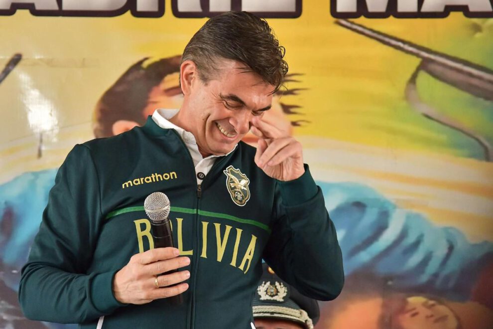 El Presidente de Bolivia, Rodrigo Paz, reacciona durante una reunión con el sector fabril