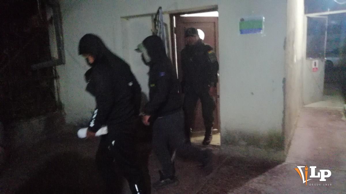 Imagen del acusado saliendo de la carceleta