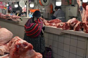 Un puesto de venta de carne en un mercado boliviano