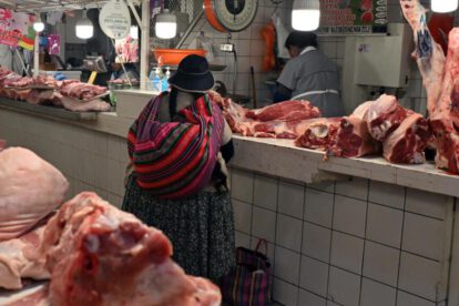 Un puesto de venta de carne en un mercado boliviano