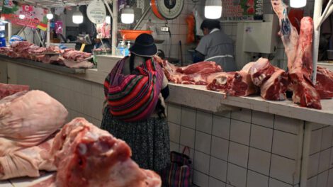 Un puesto de venta de carne en un mercado boliviano