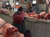 Un puesto de venta de carne en un mercado boliviano