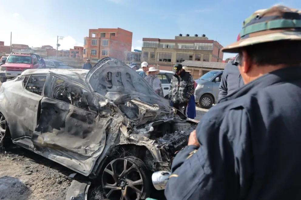 Uno de los vehículos destruidos tras el accidente del avión militar de la FAB