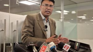 El senador Condori en conferencia de prensa