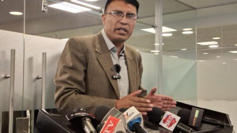 El senador Condori en conferencia de prensa