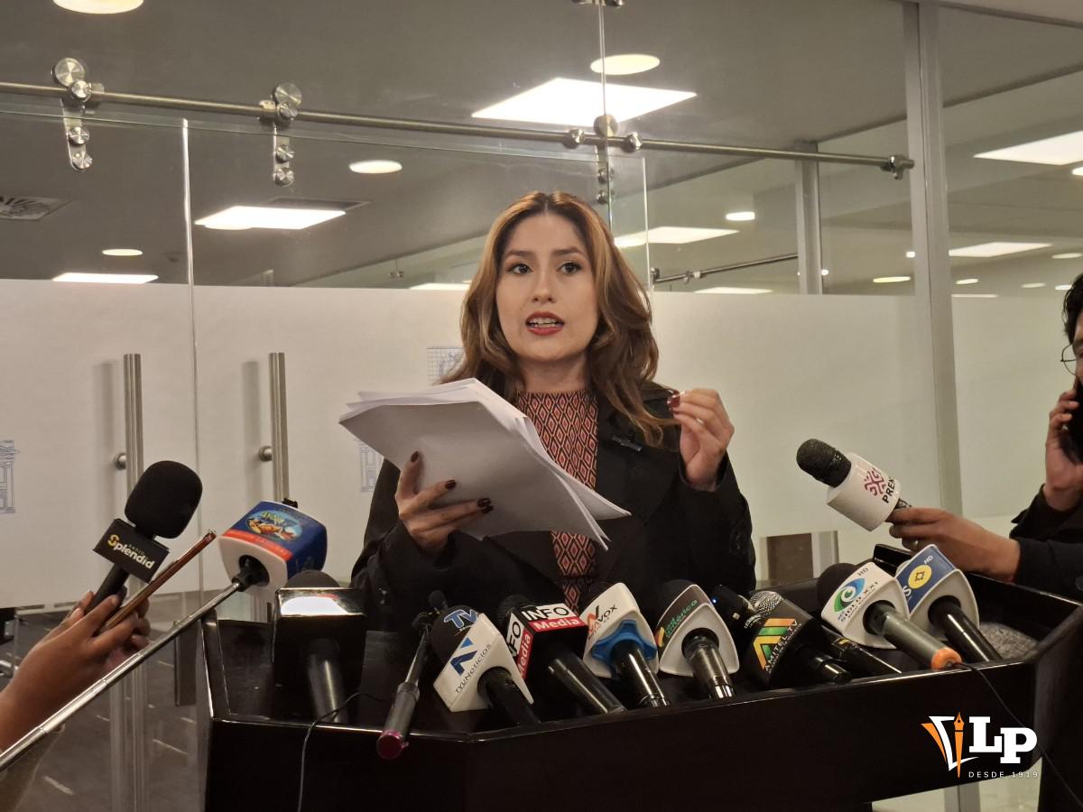La diputada Rocha en conferencia de prensa