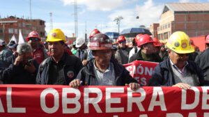 Personas participan en una manifestación durante la conmemoración del Día Internacional del Trabajo en El Alto (Bolivia)