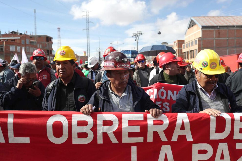 Personas participan en una manifestación durante la conmemoración del Día Internacional del Trabajo en El Alto (Bolivia)