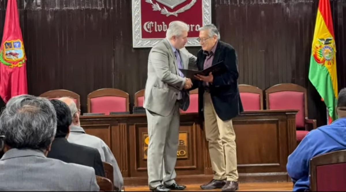 Recibiendo uno de sus múltiples reconocimientos
