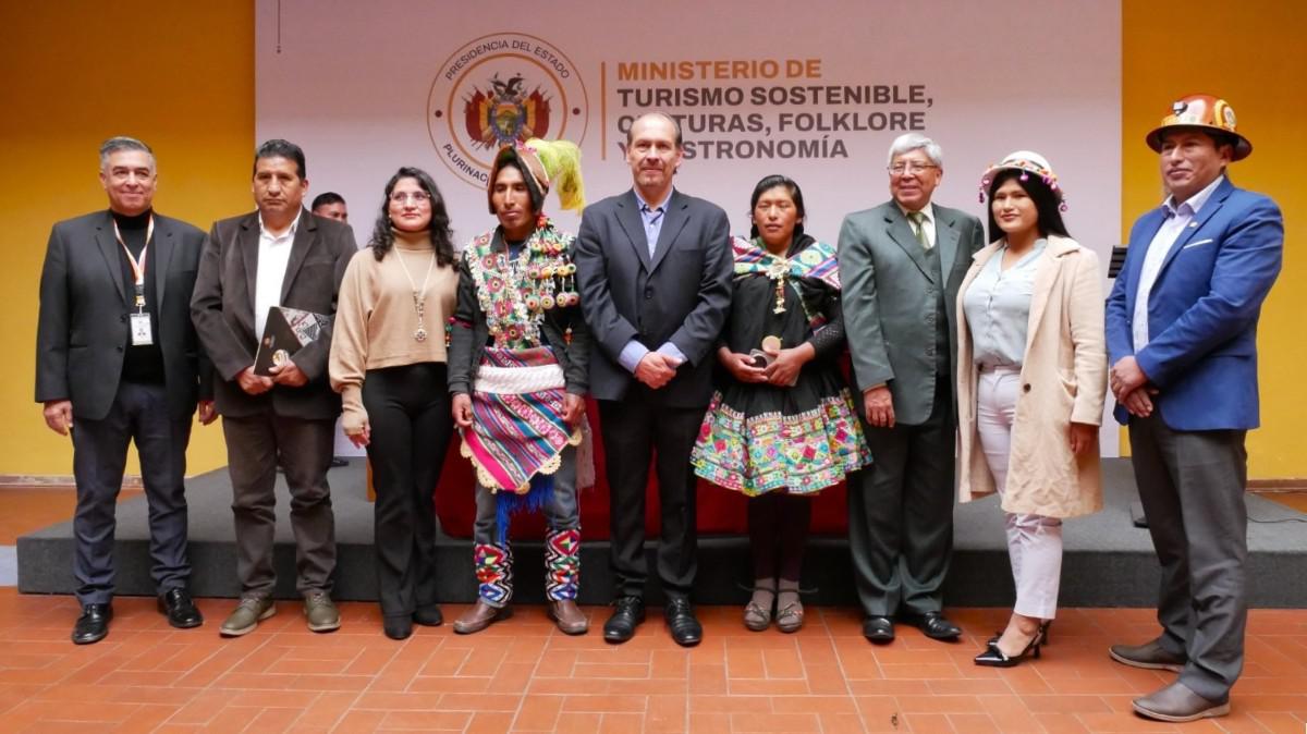 Autoridades nacionales y representantes de Macha promocionan la Fiesta de la Cruz
