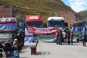 Transportistas del sector pesado que operan hacia el norte y sur de los Yungas, en el departamento de La Paz, instalaron un bloqueo en la tranca de Urujara