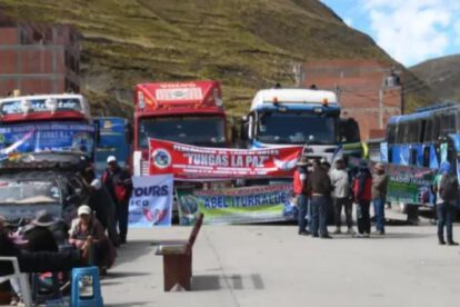 Transportistas del sector pesado que operan hacia el norte y sur de los Yungas, en el departamento de La Paz, instalaron un bloqueo en la tranca de Urujara