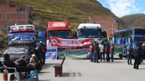 Transportistas del sector pesado que operan hacia el norte y sur de los Yungas, en el departamento de La Paz, instalaron un bloqueo en la tranca de Urujara