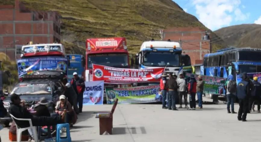 Transportistas del sector pesado que operan hacia el norte y sur de los Yungas, en el departamento de La Paz, instalaron un bloqueo en la tranca de Urujara