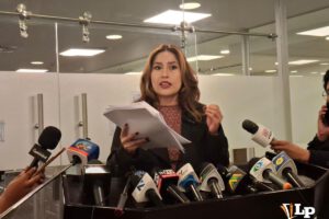 La diputada Rocha en conferencia de prensa