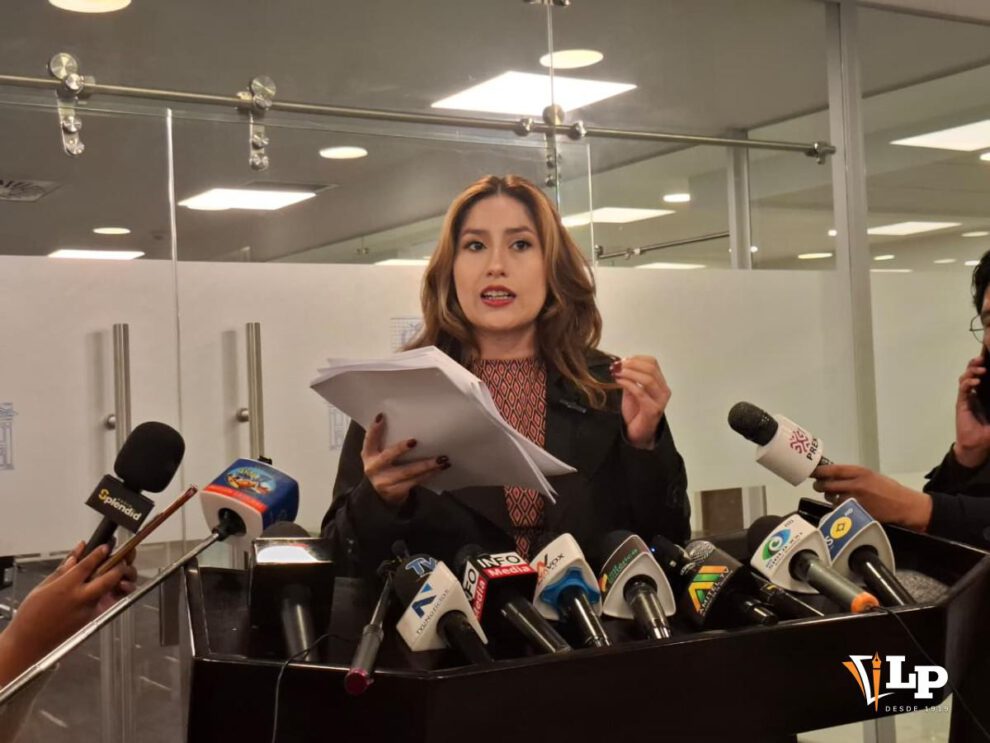 La diputada Rocha en conferencia de prensa