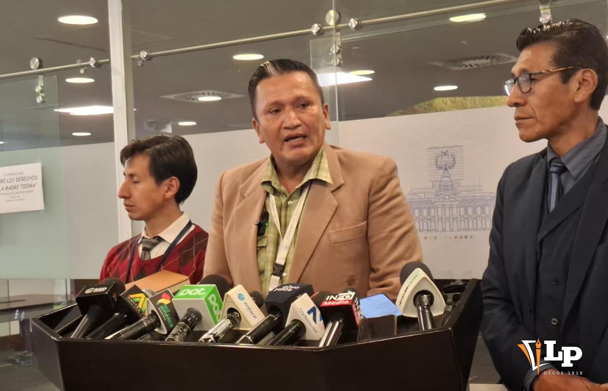El diputado Vargas en conferncia de prensa