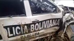 El motorizado policial embarrancado