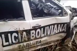 El motorizado policial embarrancado