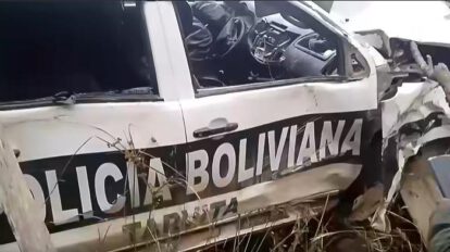 El motorizado policial embarrancado