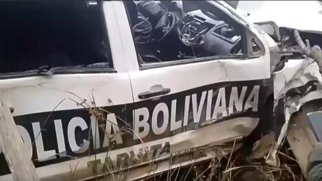 El motorizado policial embarrancado