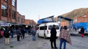 Un grupo de personas y autos