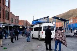 Un grupo de personas y autos