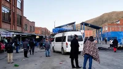 Un grupo de personas y autos