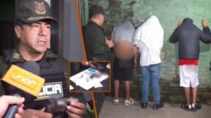 un policia y tres personas