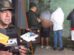 un policia y tres personas