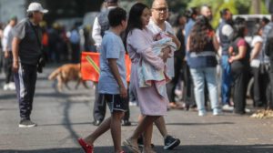 Las personas salieron a la calle tras escuchar una alerta sísmica este lunes, en Ciudad de México