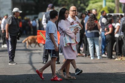 Las personas salieron a la calle tras escuchar una alerta sísmica este lunes, en Ciudad de México