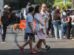 Las personas salieron a la calle tras escuchar una alerta sísmica este lunes, en Ciudad de México