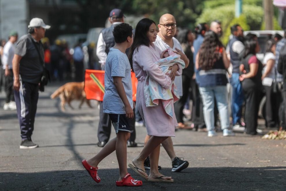 Las personas salieron a la calle tras escuchar una alerta sísmica este lunes, en Ciudad de México