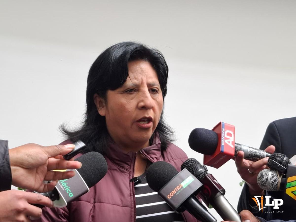 La diputada Claudia Bilbao en conferencia de prensaA