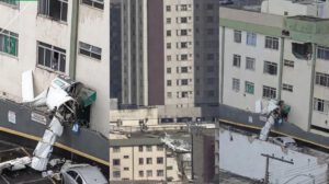 La avioneta se estrelló en un edificio de cuatro pisos