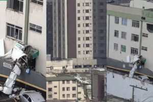 La avioneta se estrelló en un edificio de cuatro pisos