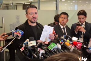 El diputado Reyes en conferencia de prensa