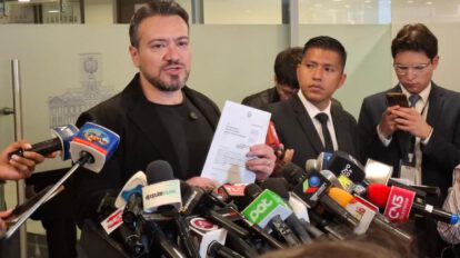 El diputado Reyes en conferencia de prensa