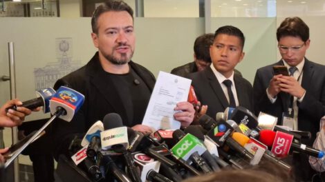 El diputado Reyes en conferencia de prensa