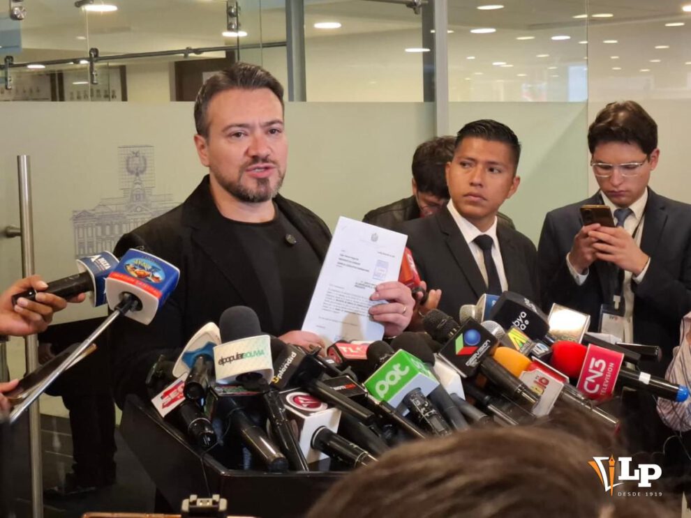 El diputado Reyes en conferencia de prensa