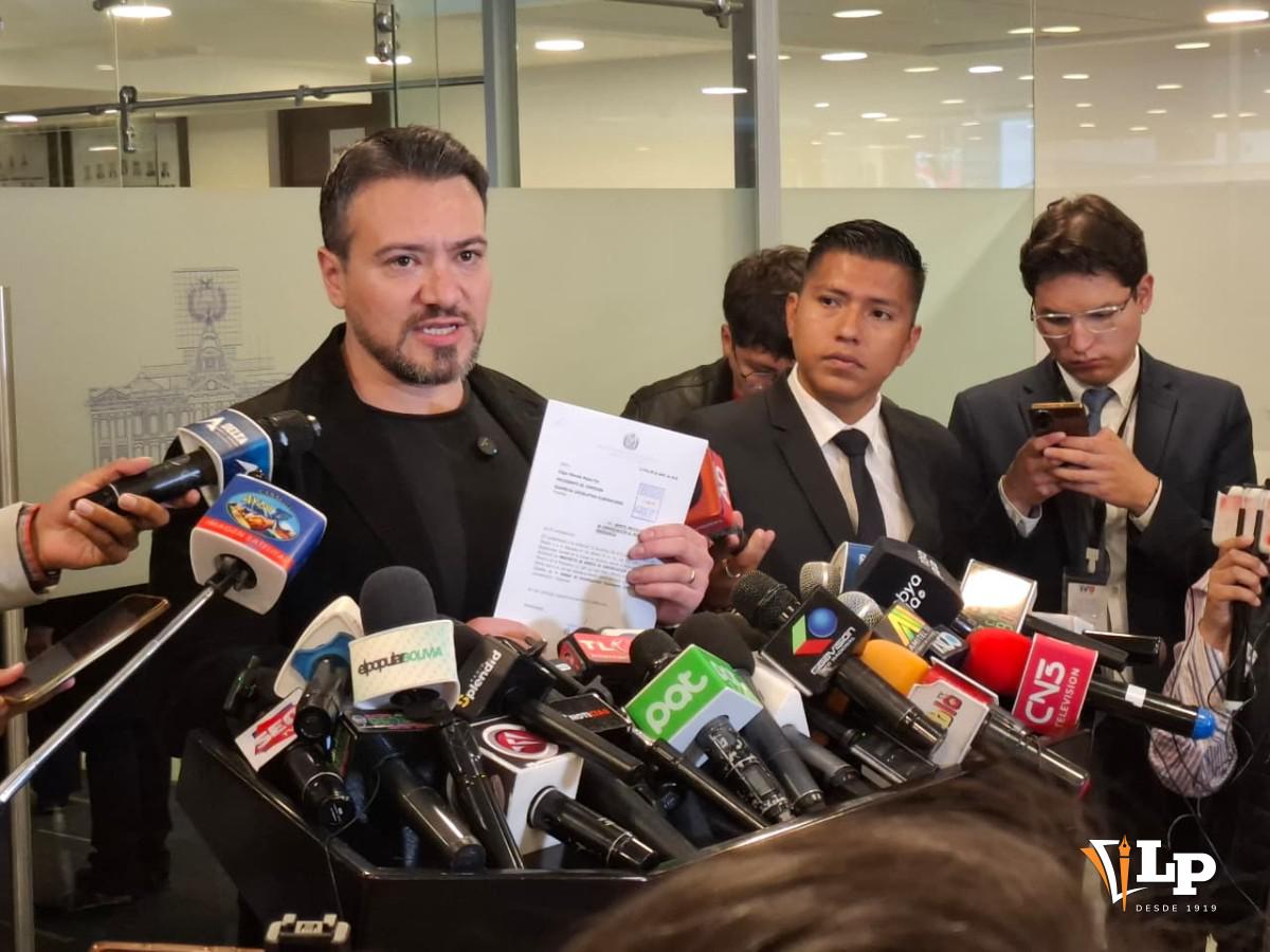 El diputado Reyes en conferencia de prensa