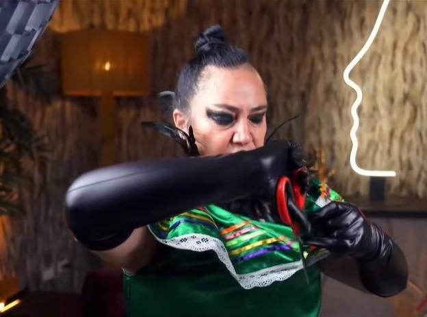 María Galindo cortando un tipoy con tijeras