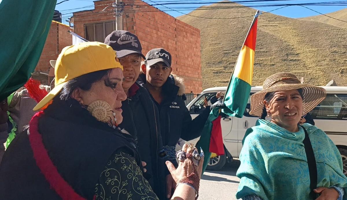 Manifestantes indígenas confrontan a Galindo y le impiden el paso