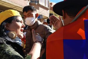 La activista María Galindo (i) increpa a marchistas que le estaban expulsando de su protesta