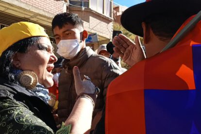 La activista María Galindo (i) increpa a marchistas que le estaban expulsando de su protesta