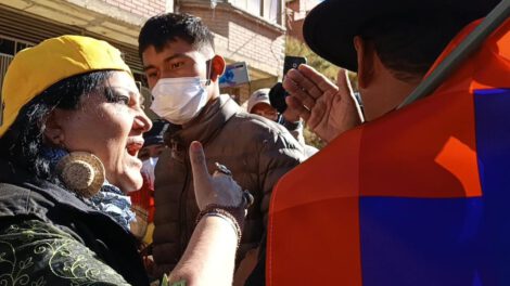 La activista María Galindo (i) increpa a marchistas que le estaban expulsando de su protesta