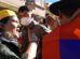 La activista María Galindo (i) increpa a marchistas que le estaban expulsando de su protesta