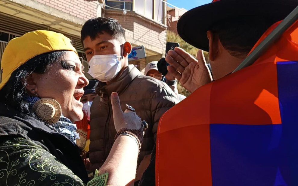 La activista María Galindo (i) increpa a marchistas que le estaban expulsando de su protesta